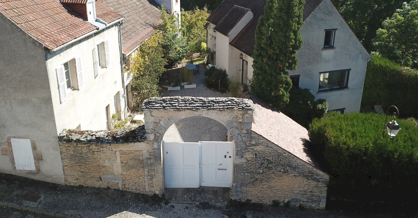 MAISON RENOVEE 142 M2 + DÉPENDANCES 200 M2 À RÉNOVER - Photo 1 - Velars-sur-Ouche